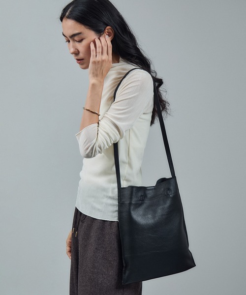 SALON adam et rope'（サロン アダム エ ロペ）の「【WS（ドゥーブル）】チャーム付きナチュラルレザー2WAYトート（トートバッグ・レディース・ブラック・FREE）」の6枚目の写真