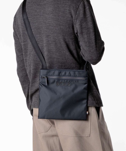 BOSS(ボス)の「BOSS Catch 3.0 Envelope L ボス キャッチ エンベロープ ショルダーバッグ(ショルダーバッグ・メンズ・ダークブルー・FREE)」の1枚目の写真
