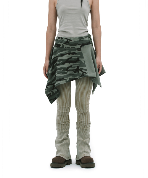 DEFGARMENTS（デフグラメンツ）の「CAMO UNBALANCE SKIRT [KHAKI]（スカート・レディース・その他・FREE）」の2枚目の写真
