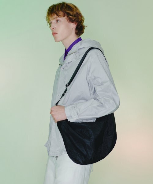 HAH ARCHIVE(ハーアーカイブ)の「EEN Crease Hobo Bag (Black/Brown/Silver/White)(メッセンジャーバッグ・メンズ・ブラウン/ホワイト/ブラック/シルバー・FREE)」の5枚目の写真