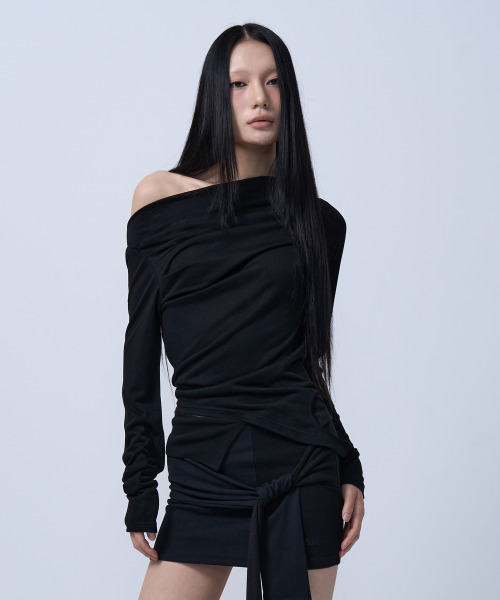 ZIZEMUSEUM(ジゼミュージアム)の「OFF SHOULDER SHIRRING CUT-OUT TOP (BLACK)(Tシャツ/カットソー・レディース・その他・SMALL/MEDIUM)」の1枚目の写真