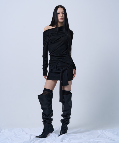 ZIZEMUSEUM(ジゼミュージアム)の「OFF SHOULDER SHIRRING CUT-OUT TOP (BLACK)(Tシャツ/カットソー・レディース・その他・SMALL/MEDIUM)」の2枚目の写真