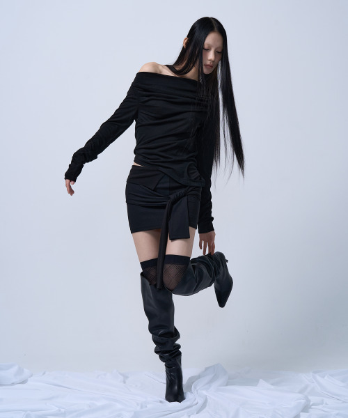 ZIZEMUSEUM(ジゼミュージアム)の「OFF SHOULDER SHIRRING CUT-OUT TOP (BLACK)(Tシャツ/カットソー・レディース・その他・SMALL/MEDIUM)」の4枚目の写真