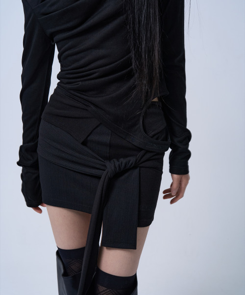 ZIZEMUSEUM(ジゼミュージアム)の「OFF SHOULDER SHIRRING CUT-OUT TOP (BLACK)(Tシャツ/カットソー・レディース・その他・SMALL/MEDIUM)」の5枚目の写真