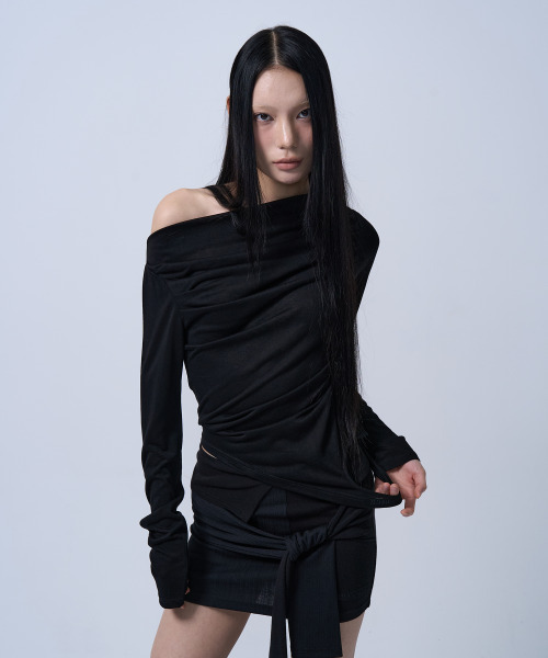ZIZEMUSEUM(ジゼミュージアム)の「OFF SHOULDER SHIRRING CUT-OUT TOP (BLACK)(Tシャツ/カットソー・レディース・その他・SMALL/MEDIUM)」の6枚目の写真