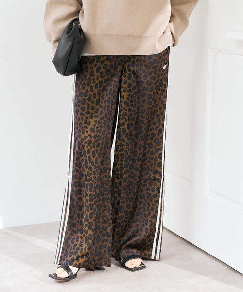 Spick & Span（スピックアンドスパン）の「adidas / アディダス LEO PRINT WIDE LEG SATIN PANTS（その他パンツ・レディース・ブラウン・SMALL/X-SMALL）」の2枚目の写真