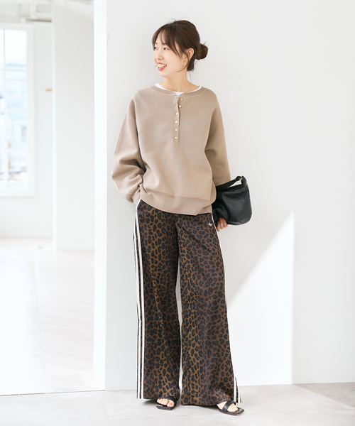 Spick & Span（スピックアンドスパン）の「adidas / アディダス LEO PRINT WIDE LEG SATIN PANTS（その他パンツ・レディース・ブラウン・SMALL/X-SMALL）」の12枚目の写真