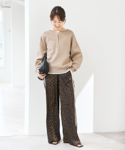 Spick & Span（スピックアンドスパン）の「adidas / アディダス LEO PRINT WIDE LEG SATIN PANTS（その他パンツ・レディース・ブラウン・SMALL/X-SMALL）」の13枚目の写真