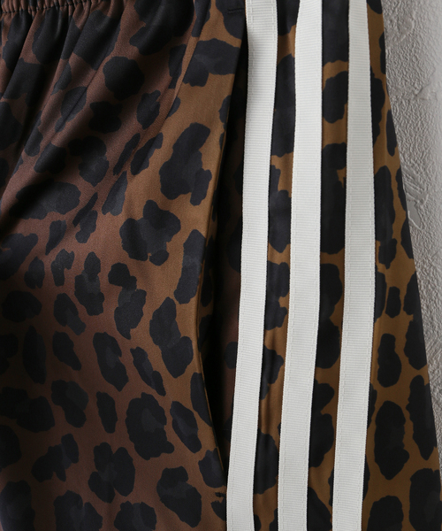 Spick & Span（スピックアンドスパン）の「adidas / アディダス LEO PRINT WIDE LEG SATIN PANTS（その他パンツ・レディース・ブラウン・SMALL/X-SMALL）」の18枚目の写真