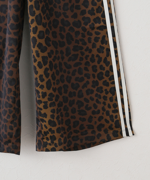 Spick & Span（スピックアンドスパン）の「adidas / アディダス LEO PRINT WIDE LEG SATIN PANTS（その他パンツ・レディース・ブラウン・SMALL/X-SMALL）」の3枚目の写真