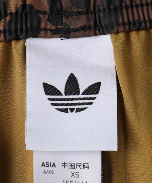Spick & Span（スピックアンドスパン）の「adidas / アディダス LEO PRINT WIDE LEG SATIN PANTS（その他パンツ・レディース・ブラウン・SMALL/X-SMALL）」の5枚目の写真
