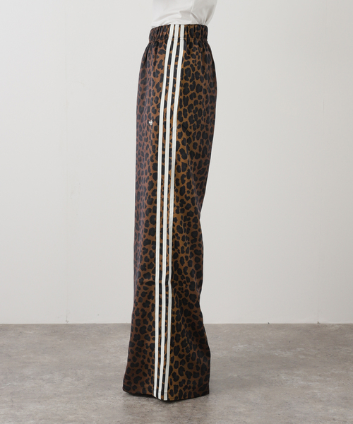 Spick & Span（スピックアンドスパン）の「adidas / アディダス LEO PRINT WIDE LEG SATIN PANTS（その他パンツ・レディース・ブラウン・SMALL/X-SMALL）」の9枚目の写真