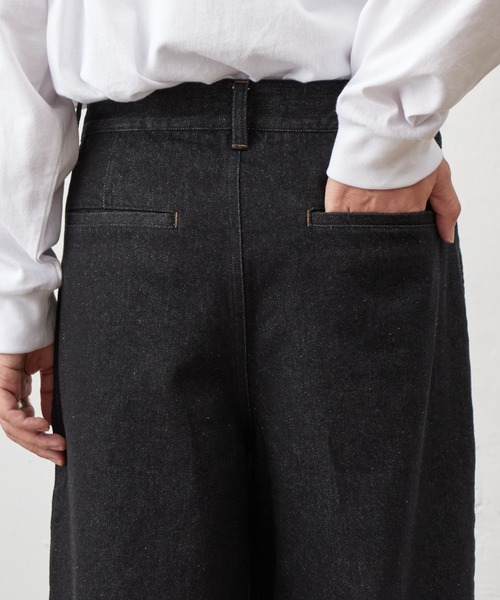 COLONY 2139(コロニートゥーワンスリーナイン)の「ナチュラルスラブデニム1タックワイドスラックス(デニムパンツ・メンズ・インディゴブルー/ブラック・MEDIUM/LARGE)」の6枚目の写真