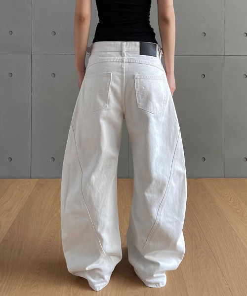 VIVID LADY(ビビッドレディー)の「カーブ バギーデニムパンツ(デニムパンツ・レディース・アイボリー・SMALL/MEDIUM/LARGE)」の5枚目の写真