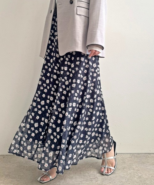 LHELBIE(レルビエ)の「ラメシフォンフラワースカート(スカート・レディース・ネイビー/ブラック・M)」の1枚目の写真