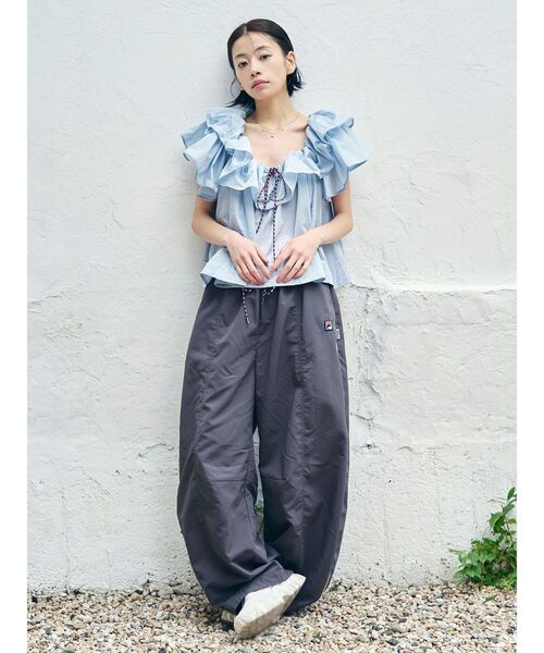 LAGUNAMOON（ラグナムーン）の「【FILA別注】フリルオフショルブラウス 【夏服】（シャツ/ブラウス・レディース・ライトブルー/ブラック/ホワイト・FREE）」の16枚目の写真