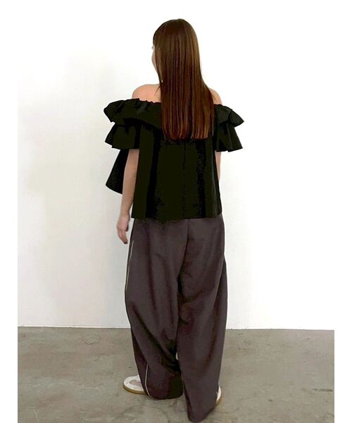 LAGUNAMOON(ラグナムーン)の「【FILA別注】フリルオフショルブラウス 【夏服】(シャツ/ブラウス・レディース・ライトブルー/ブラック/ホワイト・FREE)」の4枚目の写真