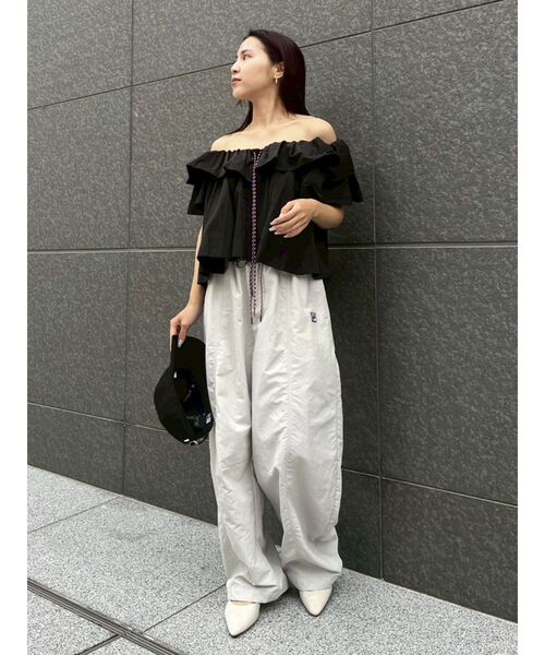 LAGUNAMOON(ラグナムーン)の「【FILA別注】フリルオフショルブラウス 【夏服】(シャツ/ブラウス・レディース・ライトブルー/ブラック/ホワイト・FREE)」の7枚目の写真