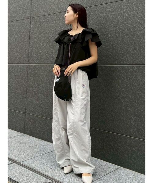 LAGUNAMOON(ラグナムーン)の「【FILA別注】フリルオフショルブラウス 【夏服】(シャツ/ブラウス・レディース・ライトブルー/ブラック/ホワイト・FREE)」の8枚目の写真