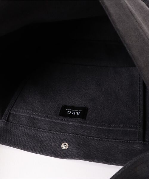 A.P.C.(アーペーセー)の「BESACE JOURNAL/ショルダーバッグ(ショルダーバッグ・メンズ・ブラウン系その他/ブラック・ONESIZE)」の4枚目の写真