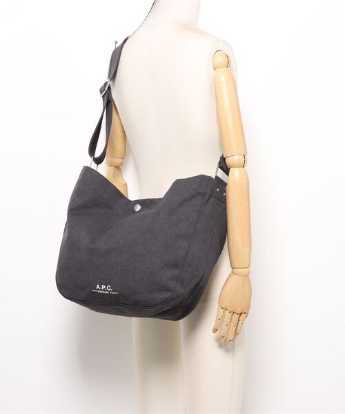 A.P.C.(アーペーセー)の「BESACE JOURNAL/ショルダーバッグ(ショルダーバッグ・メンズ・ブラウン系その他/ブラック・ONESIZE)」の5枚目の写真