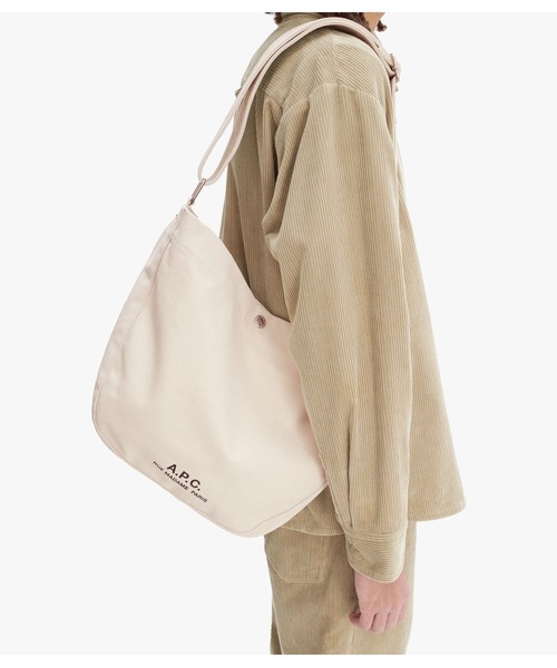 A.P.C.(アーペーセー)の「BESACE JOURNAL/ショルダーバッグ(ショルダーバッグ・メンズ・ブラウン系その他/ブラック・ONESIZE)」の1枚目の写真