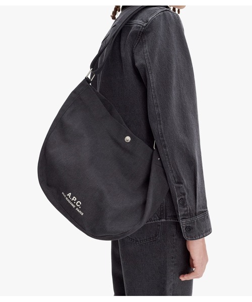 A.P.C.(アーペーセー)の「BESACE JOURNAL/ショルダーバッグ(ショルダーバッグ・メンズ・ブラウン系その他/ブラック・ONESIZE)」の2枚目の写真