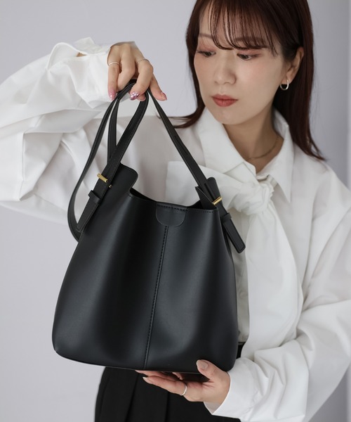 Riberry(リベリー)の「【ポーチ付き】ワンハンドルスクエアバッグ(ショルダーバッグ・レディース・ブラウン/ベージュ/ブラック・FREE)」の3枚目の写真