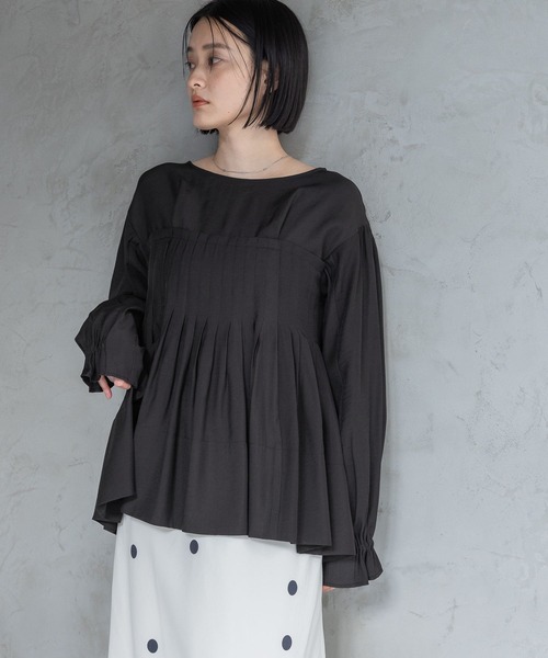 A part by（アパートバイ）の「メニータックブラウス（シャツ/ブラウス・レディース・アイボリー/ブラック/グリーン系その他2・FREE）」の2枚目の写真