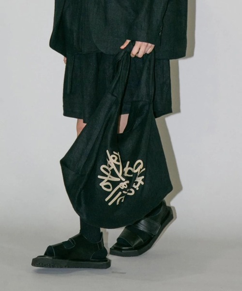 my beautiful landlet(マイビューティフルランドレット)の「【my beautiful landlet】SEMI WET LINEN TOTE BAG(トートバッグ・メンズ・ベージュ/ブラック/マルチ・FREE)」の8枚目の写真