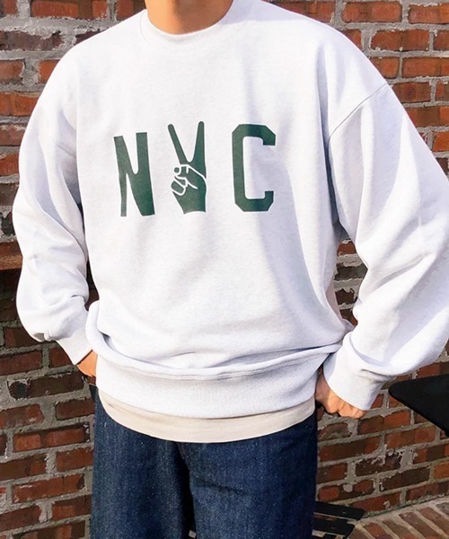 NOWLE（ノウル）の「【NOWLE】NYC ピースロゴ カレッジグラフィック クルーネック スウェット / トレーナー（スウェット・メンズ・アッシュグレー/ダークネイビー・SMALL/MEDIUM/LARGE/X-LARGE）」の2枚目の写真