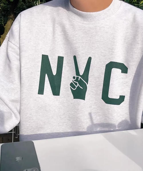 NOWLE（ノウル）の「【NOWLE】NYC ピースロゴ カレッジグラフィック クルーネック スウェット / トレーナー（スウェット・メンズ・アッシュグレー/ダークネイビー・SMALL/MEDIUM/LARGE/X-LARGE）」の3枚目の写真