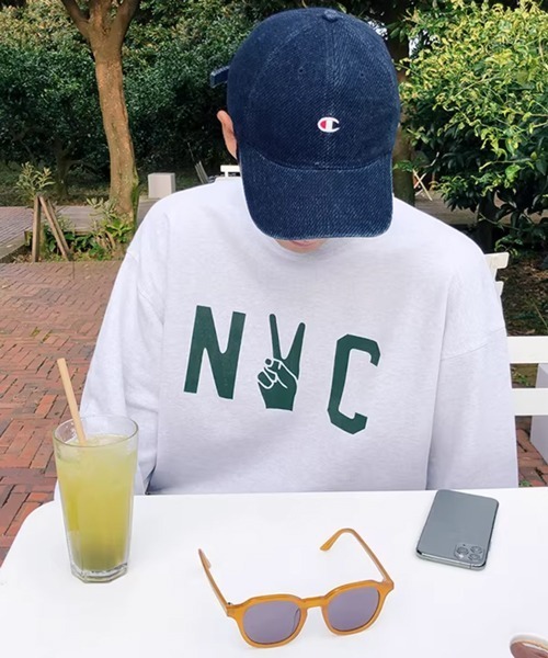 NOWLE（ノウル）の「【NOWLE】NYC ピースロゴ カレッジグラフィック クルーネック スウェット / トレーナー（スウェット・メンズ・アッシュグレー/ダークネイビー・SMALL/MEDIUM/LARGE/X-LARGE）」の4枚目の写真