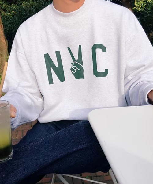 NOWLE（ノウル）の「【NOWLE】NYC ピースロゴ カレッジグラフィック クルーネック スウェット / トレーナー（スウェット・メンズ・アッシュグレー/ダークネイビー・SMALL/MEDIUM/LARGE/X-LARGE）」の5枚目の写真