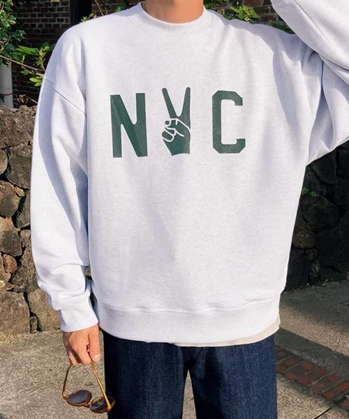 NOWLE（ノウル）の「【NOWLE】NYC ピースロゴ カレッジグラフィック クルーネック スウェット / トレーナー（スウェット・メンズ・アッシュグレー/ダークネイビー・SMALL/MEDIUM/LARGE/X-LARGE）」の6枚目の写真