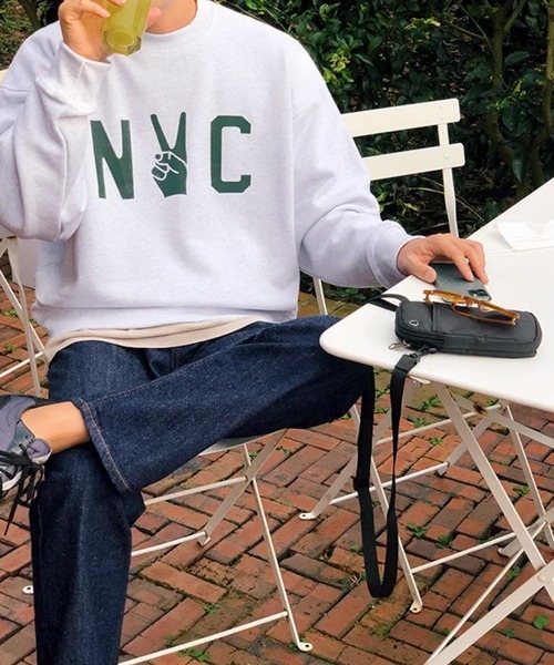 NOWLE（ノウル）の「【NOWLE】NYC ピースロゴ カレッジグラフィック クルーネック スウェット / トレーナー（スウェット・メンズ・アッシュグレー/ダークネイビー・SMALL/MEDIUM/LARGE/X-LARGE）」の9枚目の写真