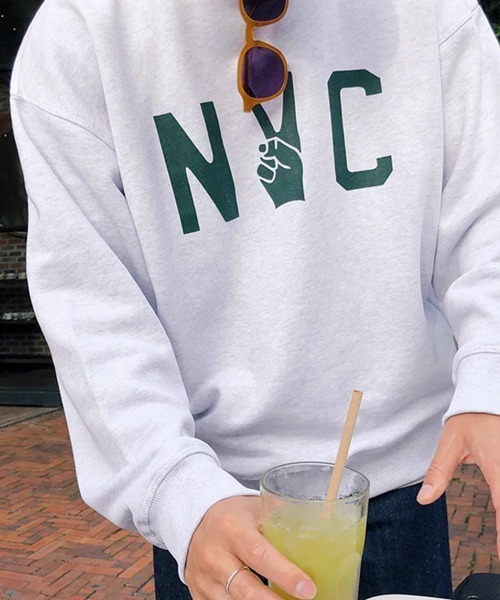 NOWLE（ノウル）の「【NOWLE】NYC ピースロゴ カレッジグラフィック クルーネック スウェット / トレーナー（スウェット・メンズ・アッシュグレー/ダークネイビー・SMALL/MEDIUM/LARGE/X-LARGE）」の10枚目の写真