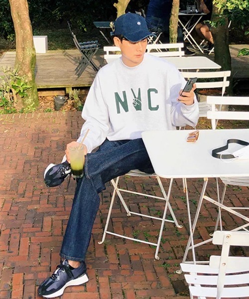 NOWLE（ノウル）の「【NOWLE】NYC ピースロゴ カレッジグラフィック クルーネック スウェット / トレーナー（スウェット・メンズ・アッシュグレー/ダークネイビー・SMALL/MEDIUM/LARGE/X-LARGE）」の12枚目の写真