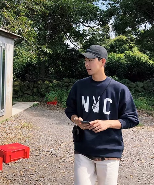 NOWLE（ノウル）の「【NOWLE】NYC ピースロゴ カレッジグラフィック クルーネック スウェット / トレーナー（スウェット・メンズ・アッシュグレー/ダークネイビー・SMALL/MEDIUM/LARGE/X-LARGE）」の16枚目の写真