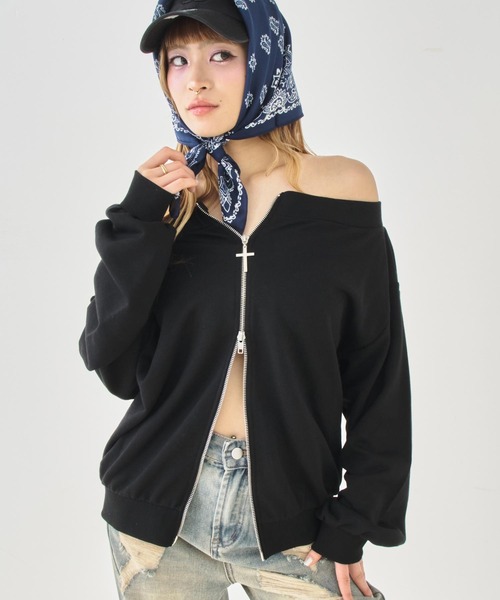 ANAP(アナップ)の「裏毛 クロスチャーム Wジップ スウェット オフショル パーカー(パーカー・レディース・グレー/ブラック/ライトブルー・F)」の2枚目の写真
