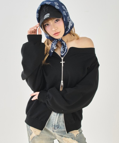 ANAP(アナップ)の「裏毛 クロスチャーム Wジップ スウェット オフショル パーカー(パーカー・レディース・グレー/ブラック/ライトブルー・F)」の4枚目の写真