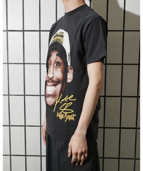 THRIFTY LOOK(スリフティールック)の「THRIFTY LOOK スリフティルック / THRIFTY"KOBE BRYANT"TEE(Tシャツ/カットソー・メンズ・ブラック・MEDIUM/LARGE)」の4枚目の写真
