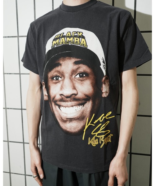 THRIFTY LOOK(スリフティールック)の「THRIFTY LOOK スリフティルック / THRIFTY"KOBE BRYANT"TEE(Tシャツ/カットソー・メンズ・ブラック・MEDIUM/LARGE)」の3枚目の写真