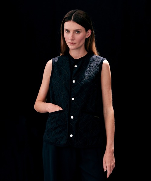 LAVENHAM(ラベンハム)の「Black Edition Lace Cocoon Thornham Womens / ブラック エディション レース コクーン ソーンハム ウィメンズ(ベスト・レディース・ブラック・8/10/12/14/6/16)」の2枚目の写真