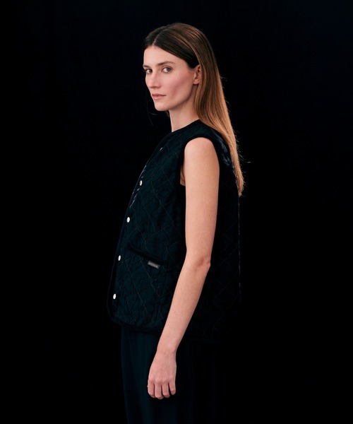 LAVENHAM(ラベンハム)の「Black Edition Lace Cocoon Thornham Womens / ブラック エディション レース コクーン ソーンハム ウィメンズ(ベスト・レディース・ブラック・8/10/12/14/6/16)」の5枚目の写真