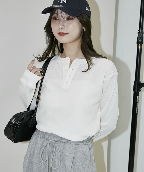 PUBLUX(パブリュクス)の「PUBLUX/パブリュクス ライト ワッフル ヘンリーネック ロンT 限定展開(Tシャツ/カットソー・レディース・ライトグレー/ホワイト/チャコールグレー/ネイビー・フリ-)」の2枚目の写真