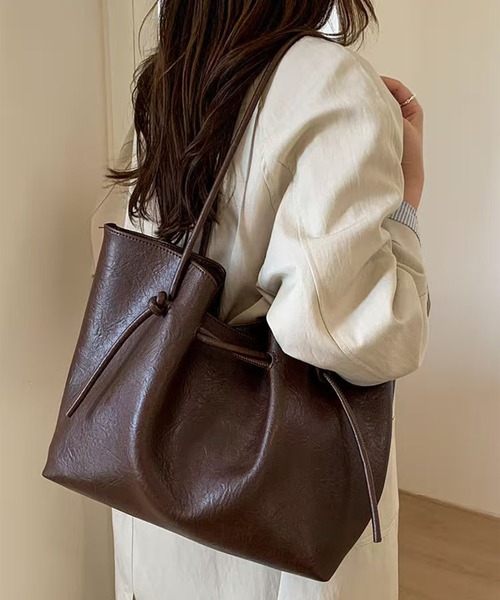 folka(フォルカ)の「2C79-KR ノットデザイン ショルダートート(トートバッグ・レディース・ブラック/ブラウン・ONESIZE)」の4枚目の写真