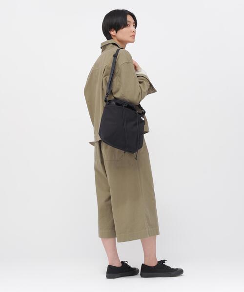 MHL.（エムエイチエル）の「STANDARD SUPPLY FOR MHL.（ショルダーバッグ・レディース・ブラック/カーキ・FREE）」の4枚目の写真