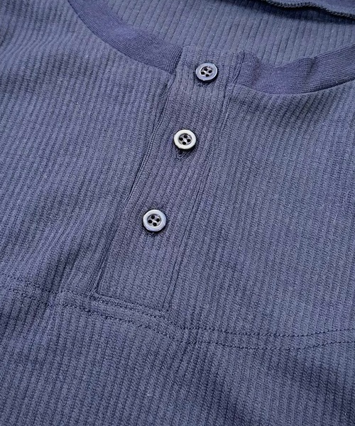 MandO（エムオー）（エムオー）の「レイヤードライクショートヘンリーTシャツ（Tシャツ/カットソー・メンズ・ネイビー/オフホワイト/ブラック・LARGE/MEDIUM）」の20枚目の写真