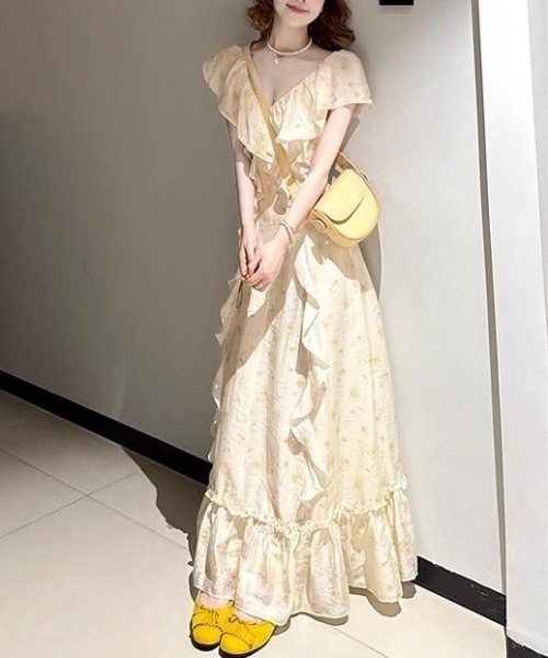 AMAJI(アマジ)の「Vネックフリル花柄ロング丈ワンピース(ワンピース・レディース・イエロー・SMALL/MEDIUM/LARGE/X-LARGE)」の2枚目の写真